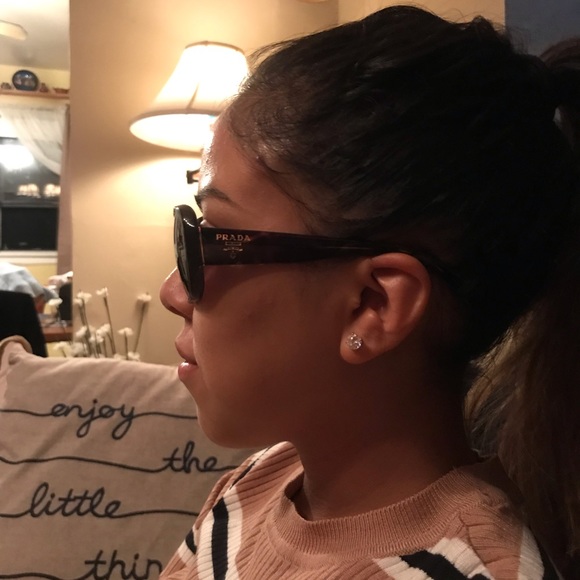 AUTHENTIC Prada classic sunglasses - Picture 2 of 6